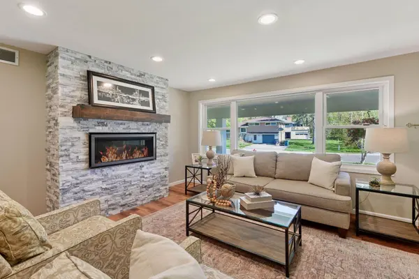 550 Wheeler DR, Excelsior, MN 55331