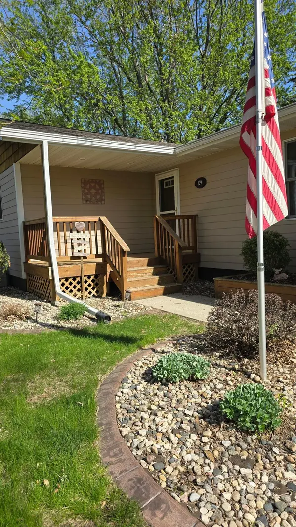 109 Gray PL W, Marshall, MN 56258