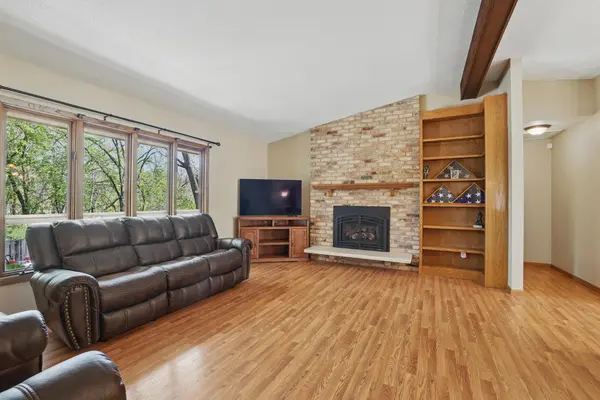 8613 Wood Cliff CIR S, Bloomington, MN 55438