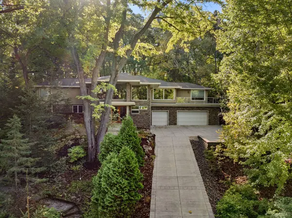 2200 Black Oak DR, Minnetonka, MN 55305