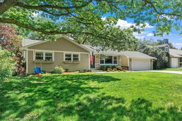 1669 Glenview CT, Arden Hills, MN 55112