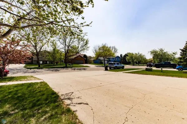 1506 14 1/2 AVE E, West Fargo, ND 58078