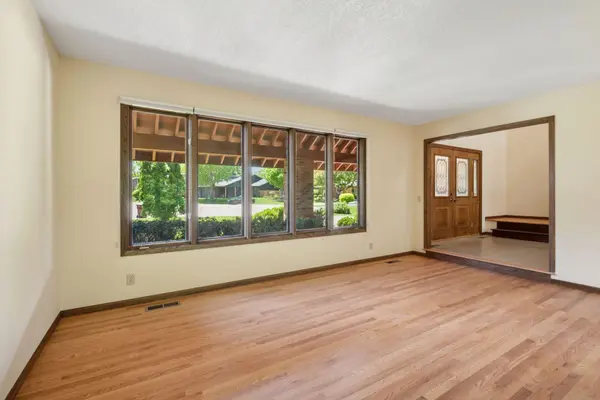 10301 Stanley CIR, Bloomington, MN 55437