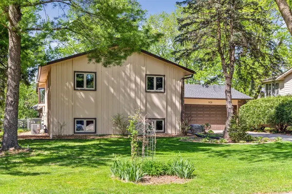 928 Ivanhoe DR, Northfield, MN 55057