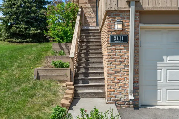 2111 Tamarin TRL, Golden Valley, MN 55427