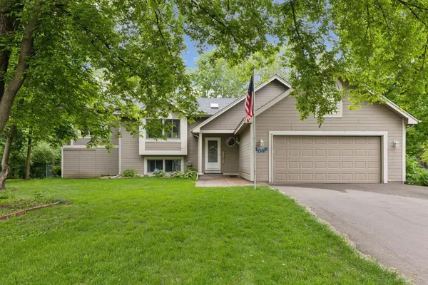 4049 Stockdale DR, Vadnais Heights, MN 55127
