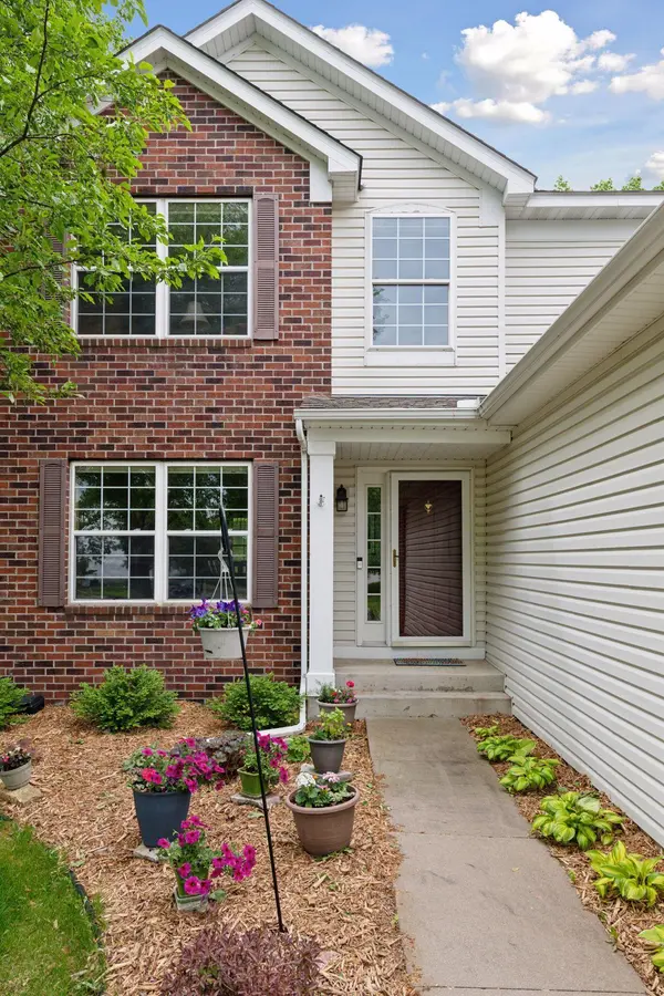 2715 Autumn Woods DR, Chaska, MN 55318