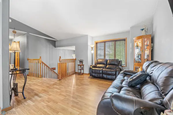 909 Homestead CT, West Fargo, ND 58078