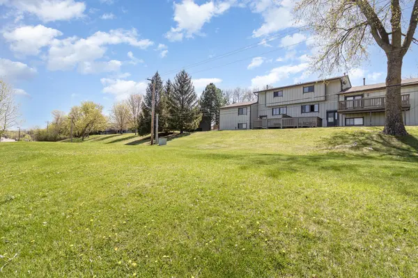6872 Grenwich LN N, Oakdale, MN 55128