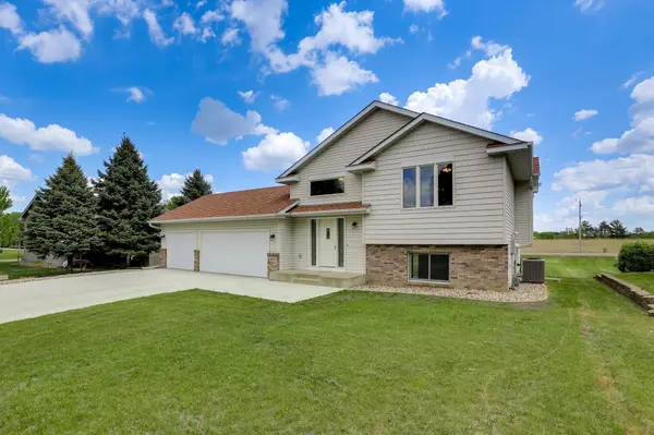1017 Bluestem LN, Lester Prairie, MN 55354