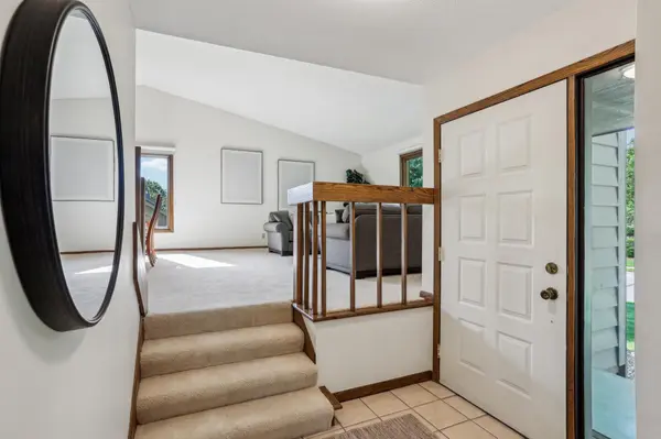 7201 Lakeview DR, Bloomington, MN 55438