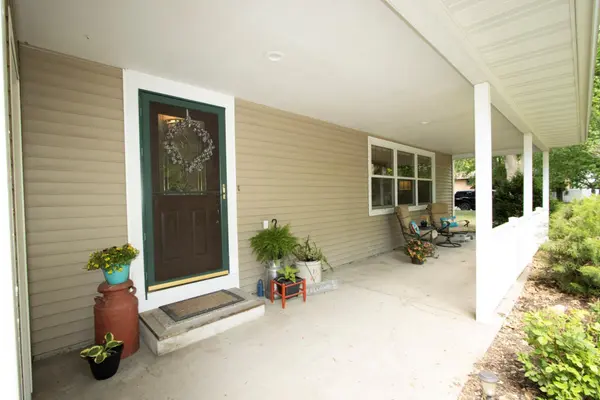196 Mary CIR, North Mankato, MN 56003