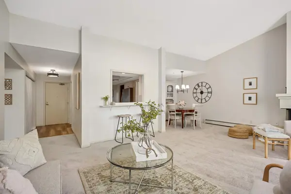 8549 Irwin RD #325, Bloomington, MN 55437