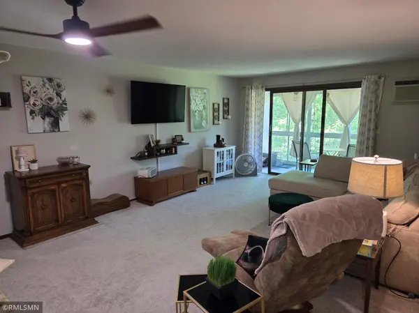 135 Viking DR E #213, Little Canada, MN 55117
