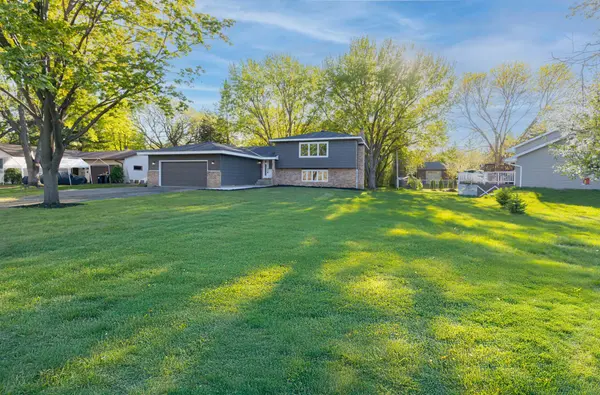 8464 Greenwood DR, Mounds View, MN 55112