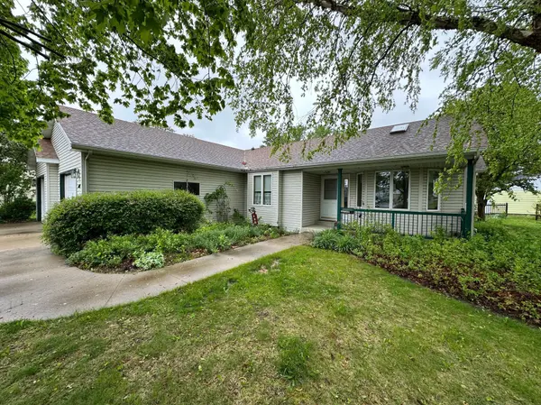 112 Sprie CT SE, Pine Island, MN 55963