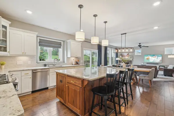 1482 Camden Ridge DR, Chanhassen, MN 55317