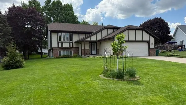 656 Mina CT,  Mahtomedi,  MN 55115