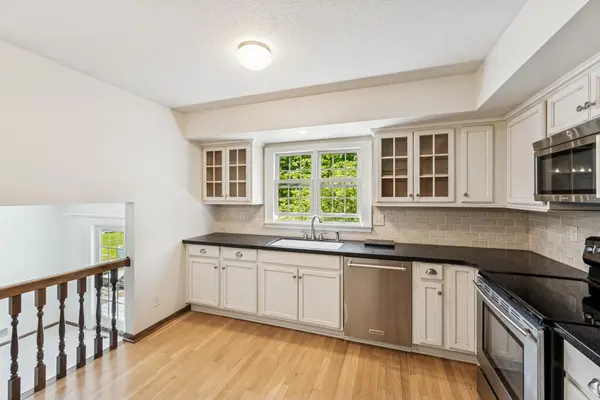 2759 Irene CIR, Roseville, MN 55113