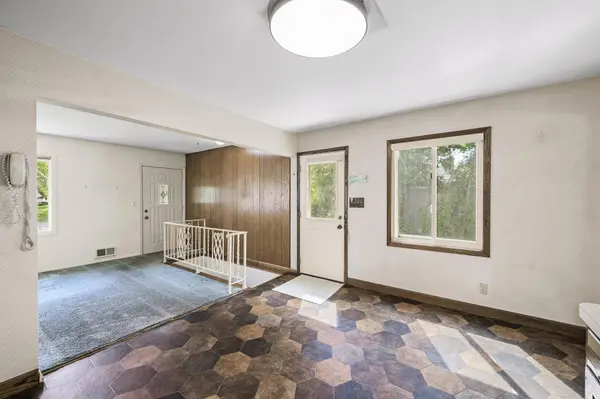 2577 Mayer LN E, Maplewood, MN 55119