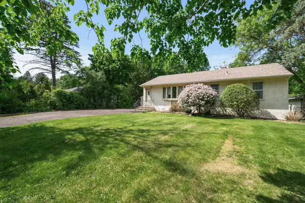 2577 Mayer LN E, Maplewood, MN 55119