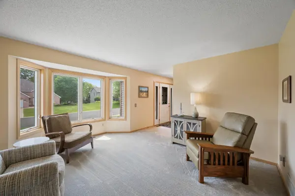 6305 Ballantine AVE, Inver Grove Heights, MN 55077