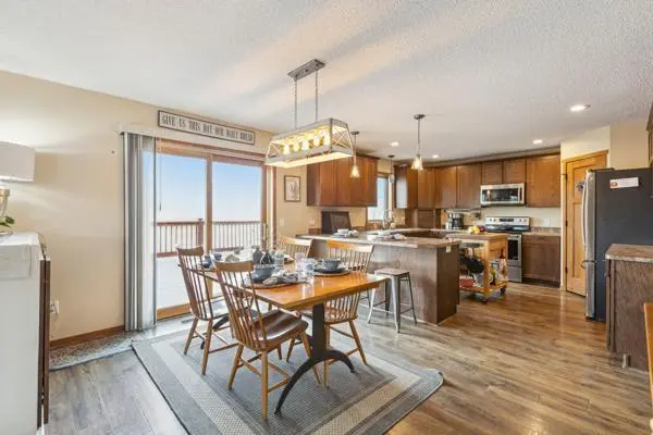 10582 49th ST NE, Albertville, MN 55301