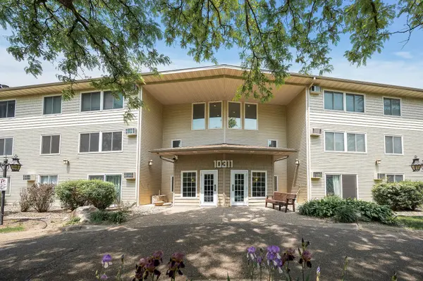 10311 Cedar Lake RD #202, Hopkins, MN 55305
