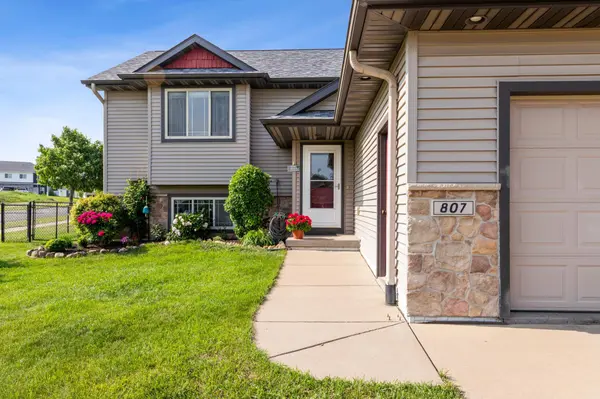 807 Fairchild DR, River Falls, WI 54022