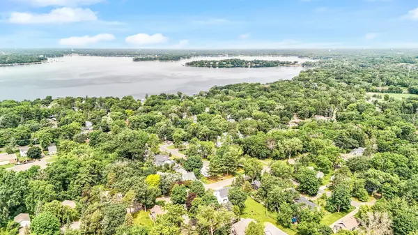 955 Warner AVE N, Mahtomedi, MN 55115