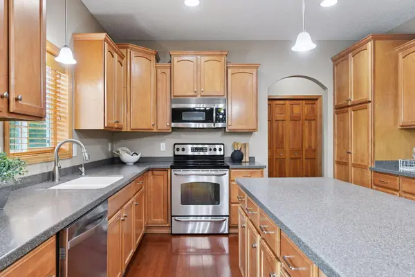 9477 Glacier RD, Minnetrista, MN 55375