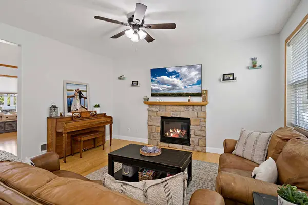 810 Newberry LN, Chaska, MN 55318
