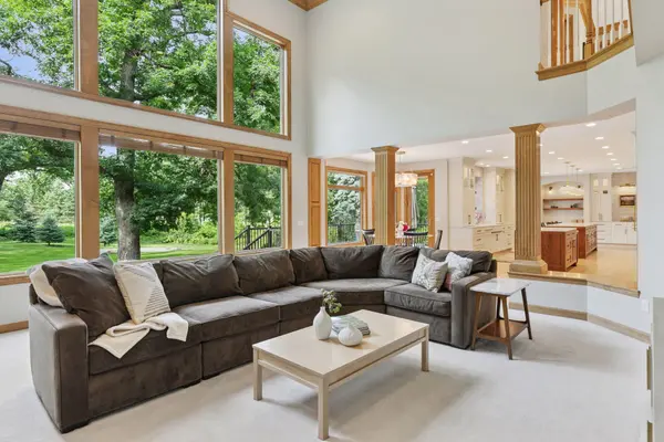 2 Bent Tree LN, North Oaks, MN 55127