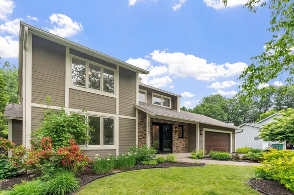 8636 Wood Cliff CIR S, Bloomington, MN 55438