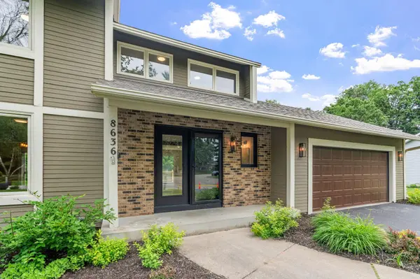 8636 Wood Cliff CIR S, Bloomington, MN 55438