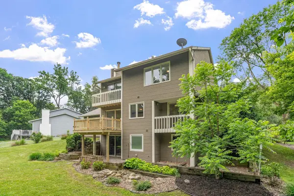 8636 Wood Cliff CIR S, Bloomington, MN 55438