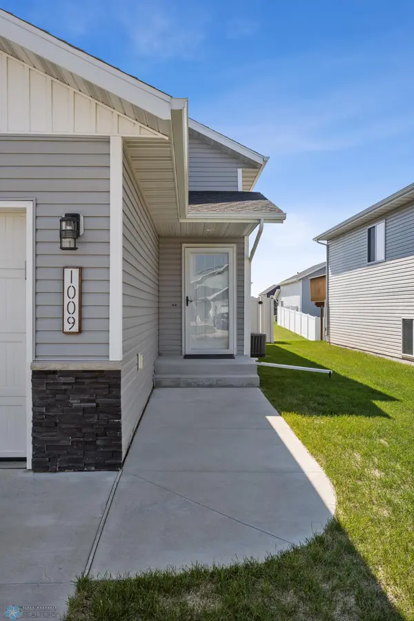 1009 Highland LN W, West Fargo, ND 58078
