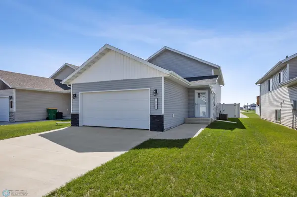 1009 Highland LN W, West Fargo, ND 58078
