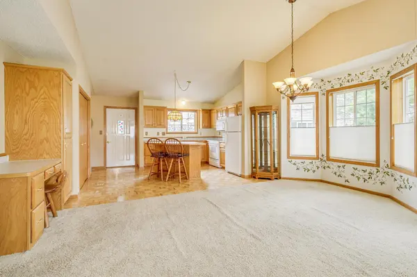 864 Woodland CT, Mahtomedi, MN 55115