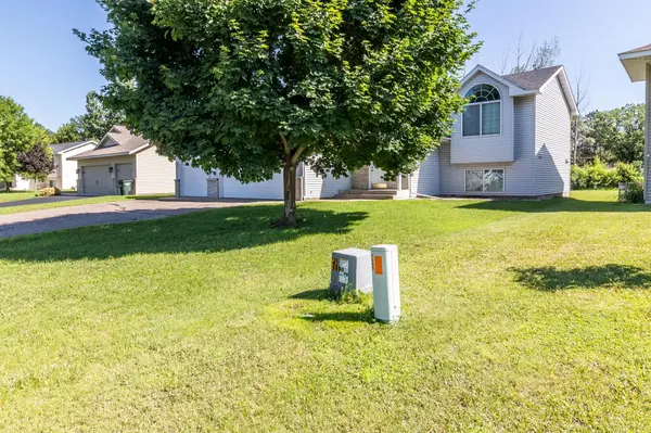 569 Sunwood Park DR, Waite Park, MN 56387