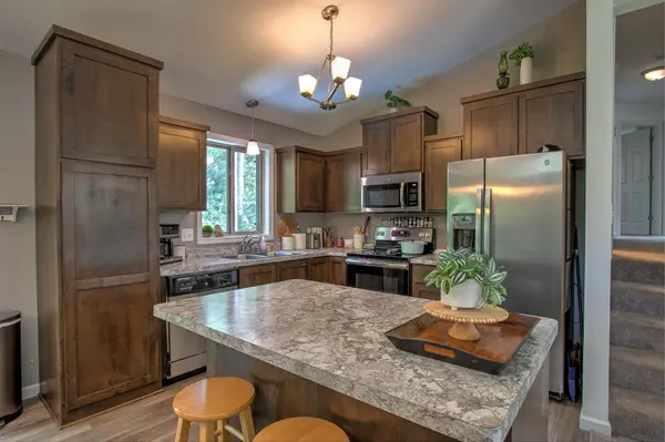 1020 Joy CIR SW, Cambridge, MN 55008