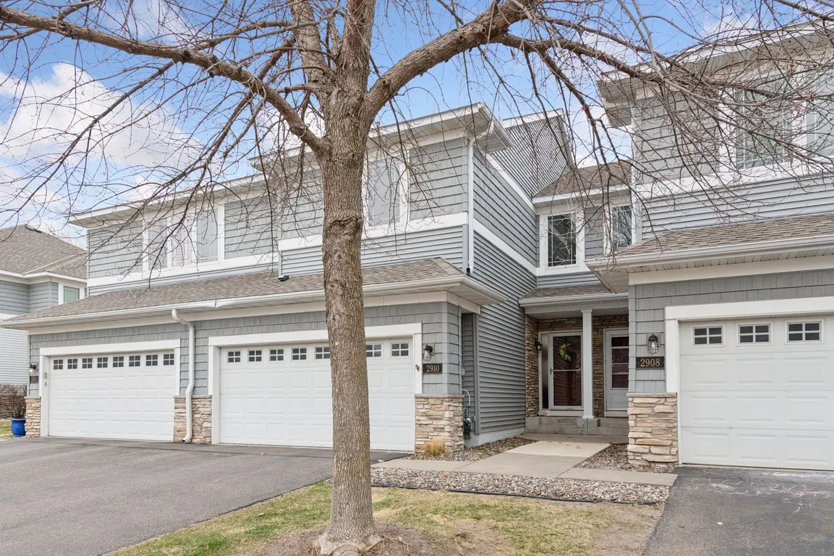 2910 Spy Glass DR, Chaska, MN 55318
