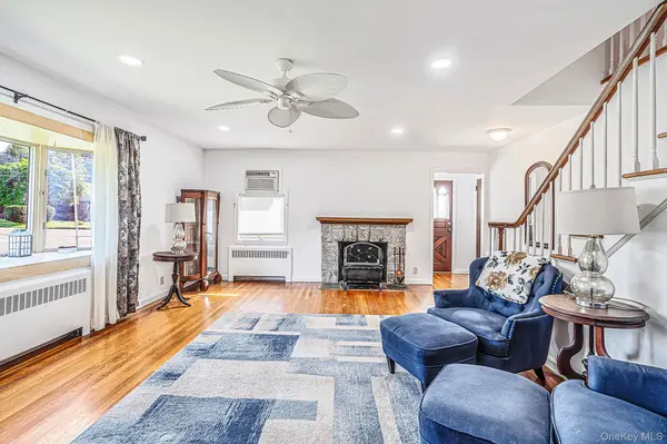 49 Seafield LN, Bay Shore, NY 11706
