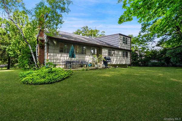 4 Greenhouse CIR, Rye Brook, NY 10573