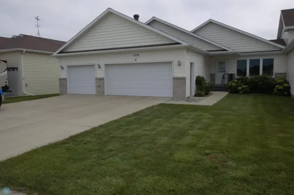1904 BURLINGTON DR ##8, West Fargo, ND 58078