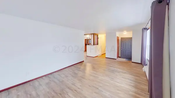 1325 ALBANY DR, Bismarck, ND 58504