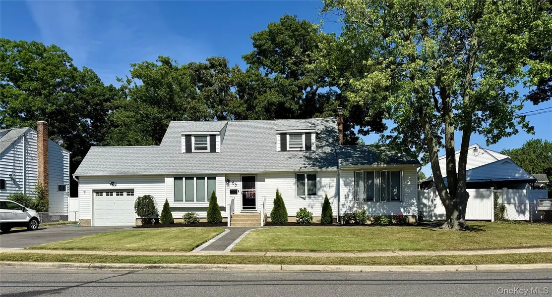 65 Westwood RD, Massapequa Park, NY 11762