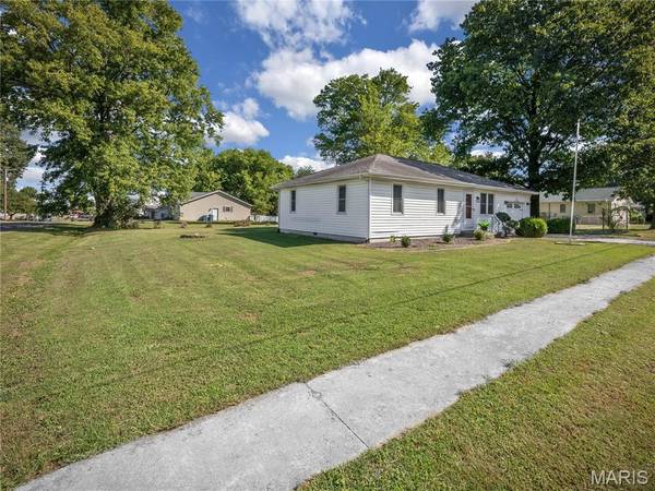 111 W Linden ST, Marine, IL 62061