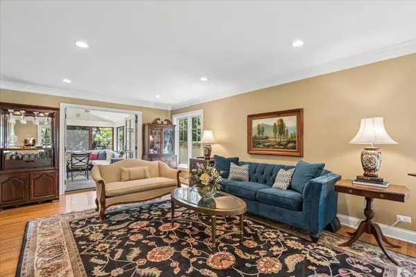 455 W Hawthorne CT, Lake Bluff, IL 60044