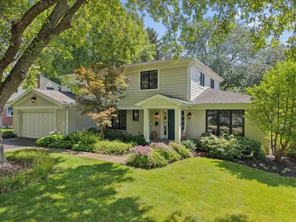455 W Hawthorne CT, Lake Bluff, IL 60044